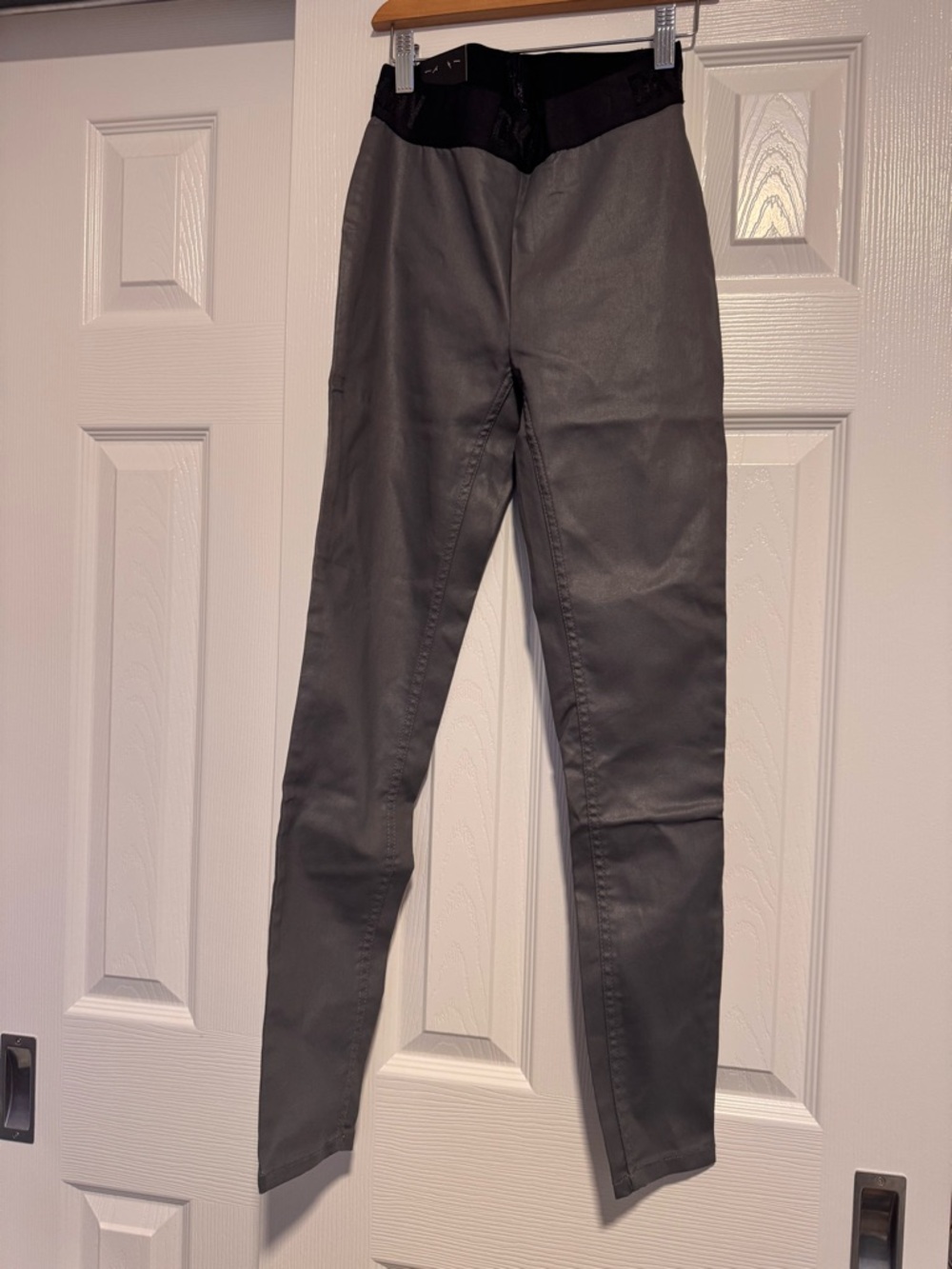 DKNY Skinny High-Waist legging in Gray with Black Waistband